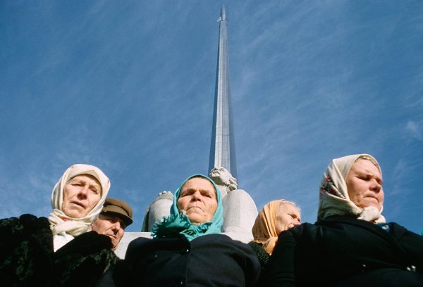 Группа бабушек стоит перед памятником покорителям космоса. Москва. РСФСР. СССР. 1967 год. ...