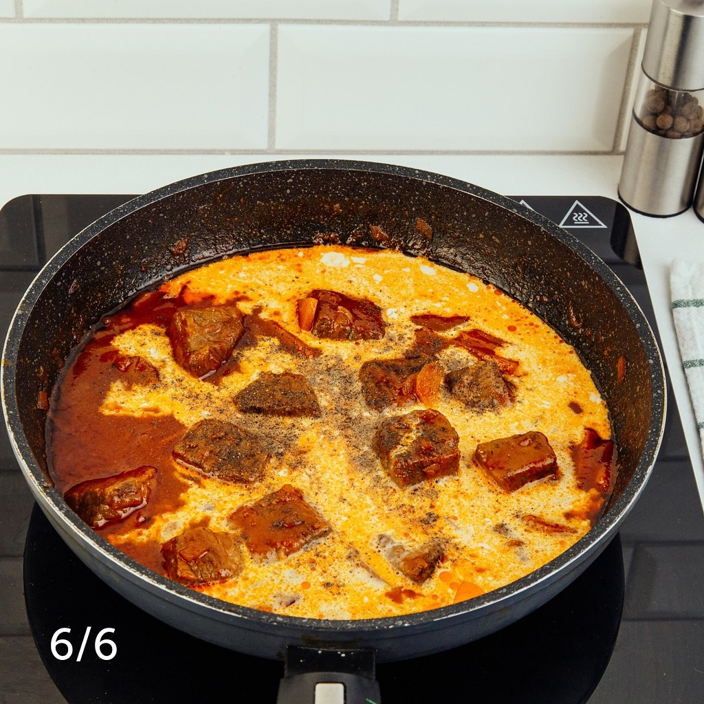 Говядина на сковороде.Приготовление:1. Очистите лук и чеснок от шелухи, морковь очистите от кожуры. ... - 7