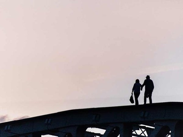Как будто из картинной рамы.выходит прошлое опять, и - молодые, как тогда, - мы спешим судьбу свою ...