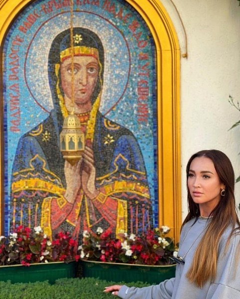 Вот в таком виде Бузова пришла в храм. Как думаете, такой внешний вид адекватен? Многие прихожане ... - 4