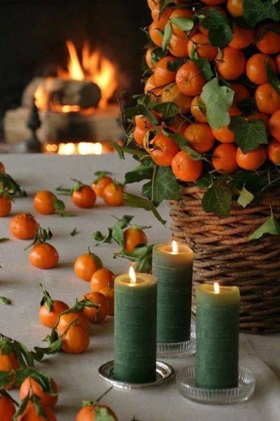 И если согнуть корочку мандарина, то брызнет липкий, сладкий и ароматный сок цедры — это декабрь. ...