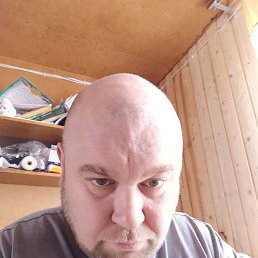 Aleksandr, 44, 