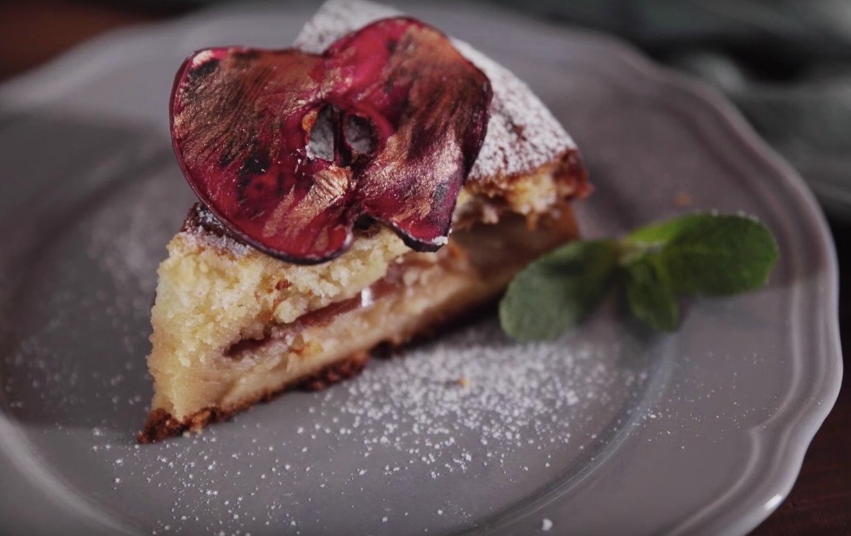 Простые десерты со сгущенкой.1. Яблочный пирог со сгущенкойИнгредиенты:Куриное яйцо — 3 шт.Сгущенное ...