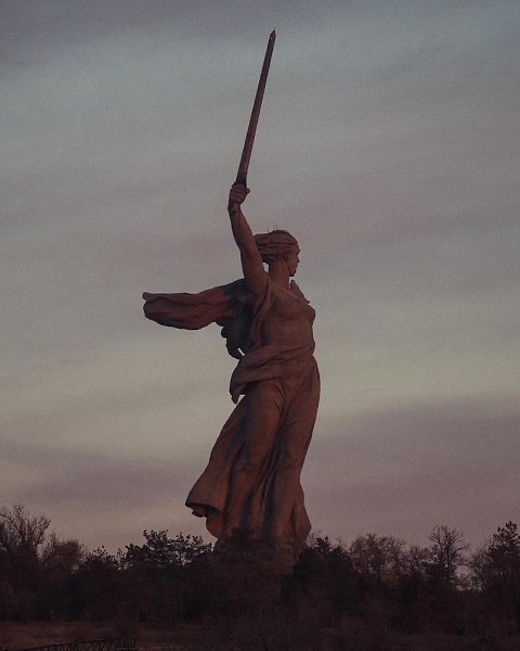 Родина-мать в Волгограде, высота 85 метров