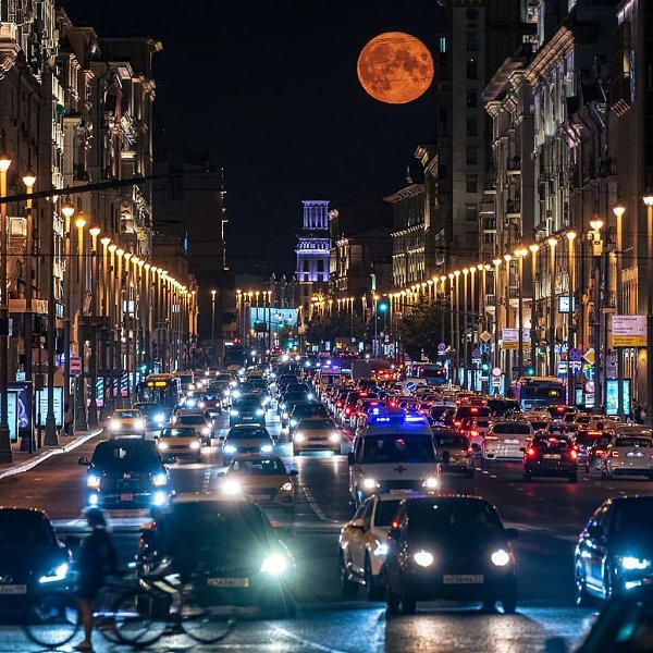 Посмотрите, какая огромная и красивая Луна была ночью над Москвой. - 3