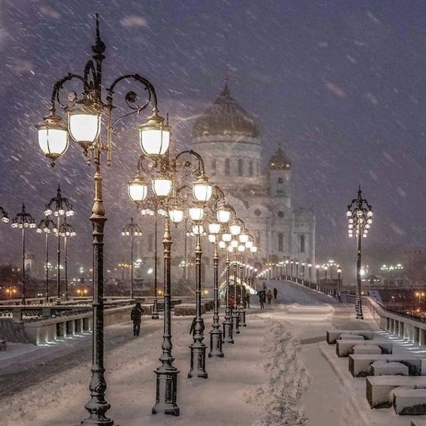 Патриарший мост и храм Христа Спасителя в Москве. Чувствуете, как снег летит в лицо?)