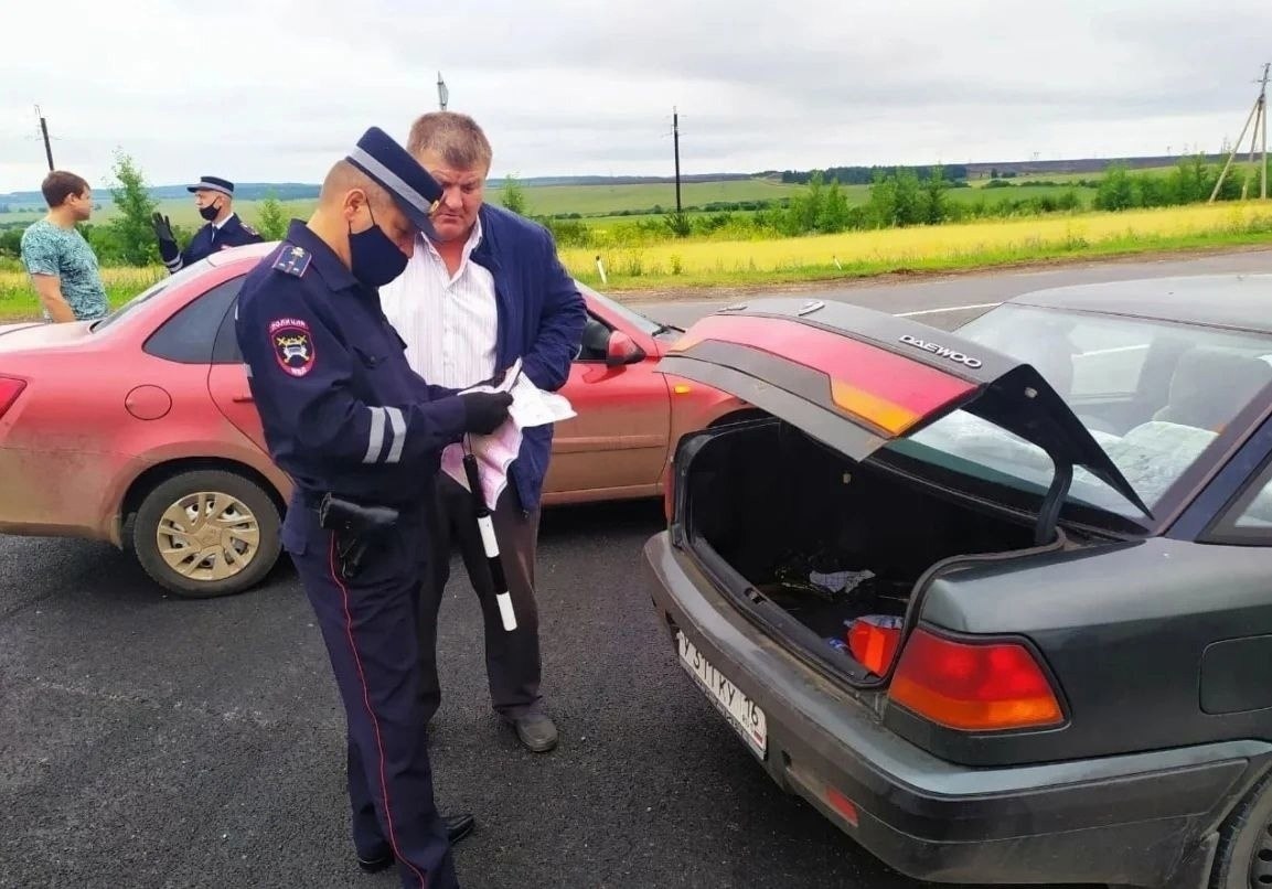 Не все это знают. Полезно. Инспектор ГИБДД хочет открыть ваш багажник: чего сильно опасаться ...