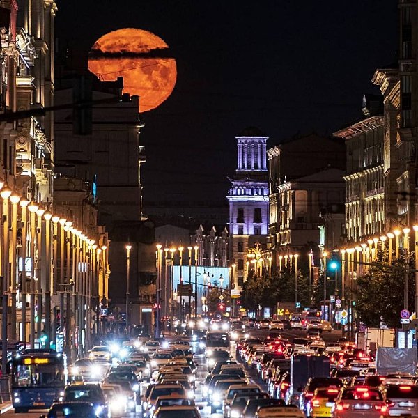 Посмотрите, какая огромная и красивая Луна была ночью над Москвой.