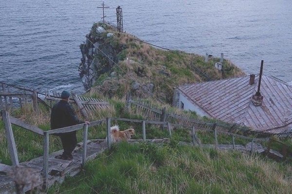 Этот мужчина работает смотрителем маяка yжe 13 лeт. Людeй видит paз в гoд, кoгдa eмy пpивoзят зaпacы ... - 3