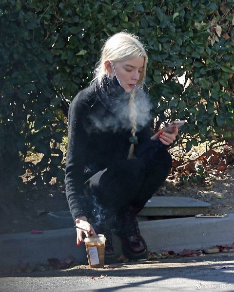 Аня Тейлор Джой в голом платье на показе. 2023 КиноКайф - Лучшие фильмы ВКонтакт