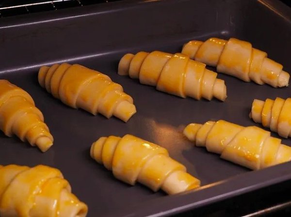 Круассаны с вареной сгущенкой.Классические круассаны — это круассаны без начинки. Но самые известные ... - 6