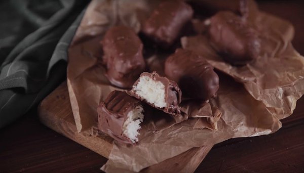 Простые десерты со сгущенкой.1. Яблочный пирог со сгущенкойИнгредиенты:Куриное яйцо — 3 шт.Сгущенное ... - 2