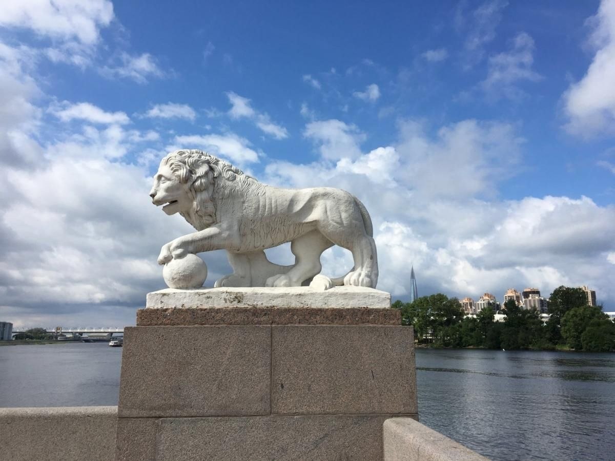 Где находится лев. Львы Санкт-Петербурга. Памятники львам в Санкт-Петербурге. Львы статуи в Питере. Львы на набережной в Санкт-Петербурге.