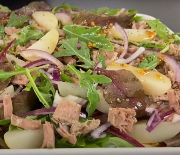 Салат из молодой картошки.Летний салат должен быть легким, вкусным и сытным. В этом салате хорошо ...
