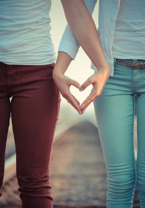 КАЖДОЕ КАСАНИЕ ОСТАВЛЯЕТ СЛЕД... Есть близкие. Есть чужие. Есть те, кто косвенно идет с тобой по ...