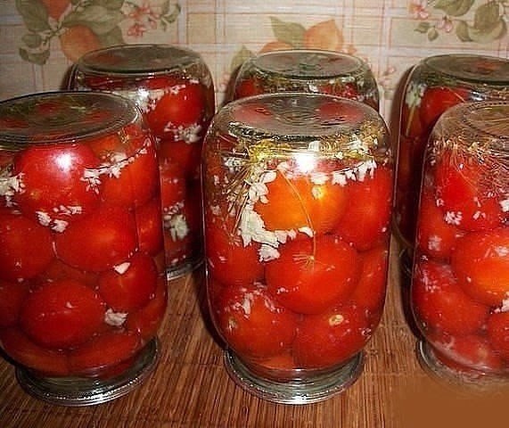 ПОМИДОРЫ В СНЕГУ .О-очень вкусная засолочка!!!Состав:Помидоры (мелкие)Чеснок измельч. (на 1 л банку) ...