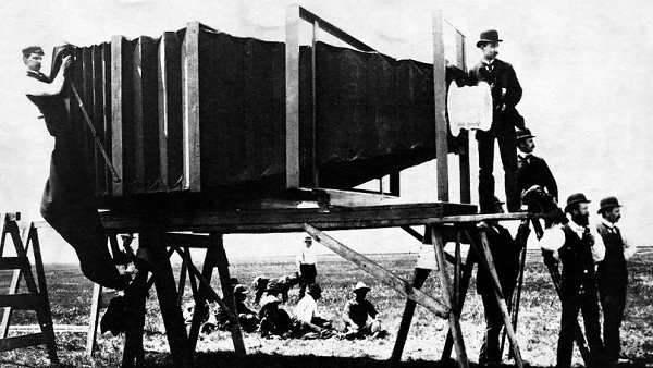 Фотография 100-летней давности, на которой запечатлены лица 1000 человек. Для погрузки 900-фунтовой ... - 4