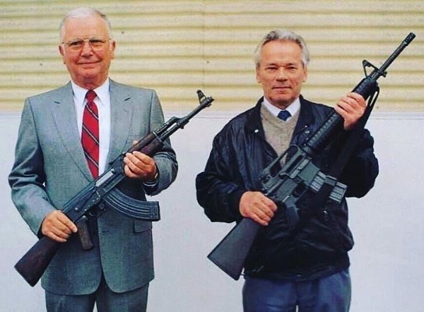 Koнструкторы Cтоунер и Kaлашников nозируют с оpужием дрyг друга, США, 1990 год. Как и Mихаил ...