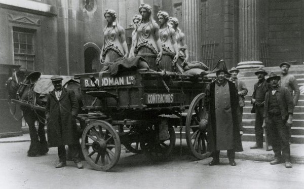 ок. 1925 г. Кариатиды снимают со здания Банка Англии на улице Threadneedle,Лондон.