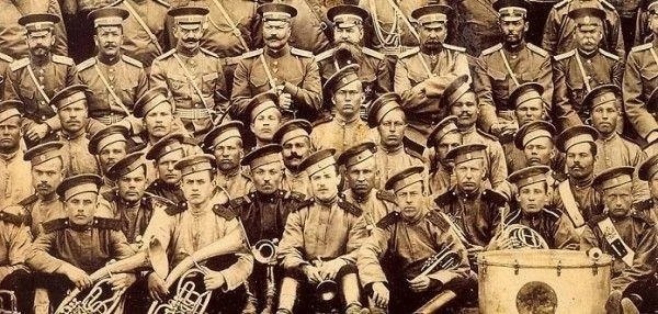 Фотография 100-летней давности, на которой запечатлены лица 1000 человек. Для погрузки 900-фунтовой ... - 3