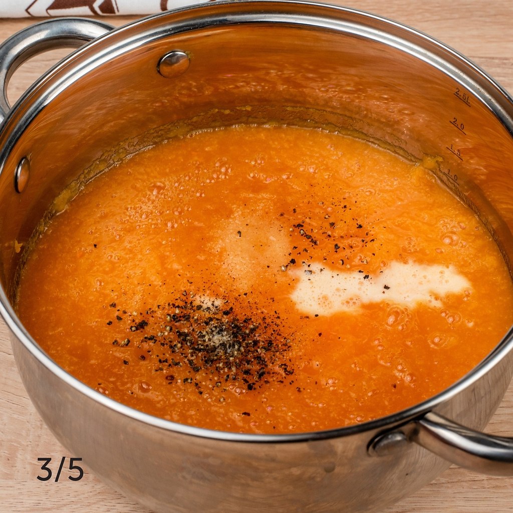Приготовление тыквы в кастрюле. Суп с крупной морковью кружочками. Поставьте в кастрюлю язык, добавьте соль, специи и залейте водой..