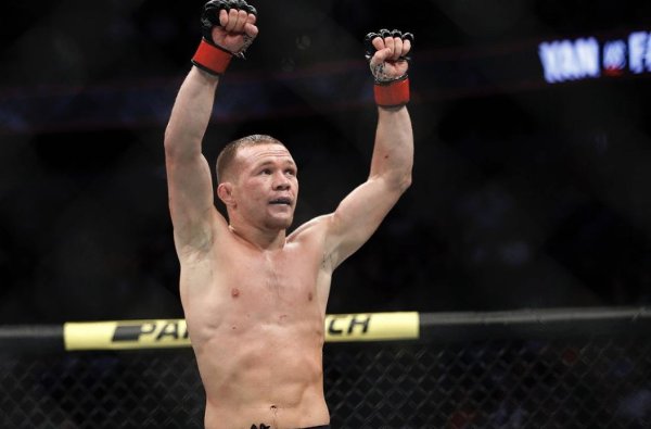 Россиянин Петр Ян победил Кори Сэндхагена и стал временным чемпионом UFC в легчайшем весе. В пяти ...