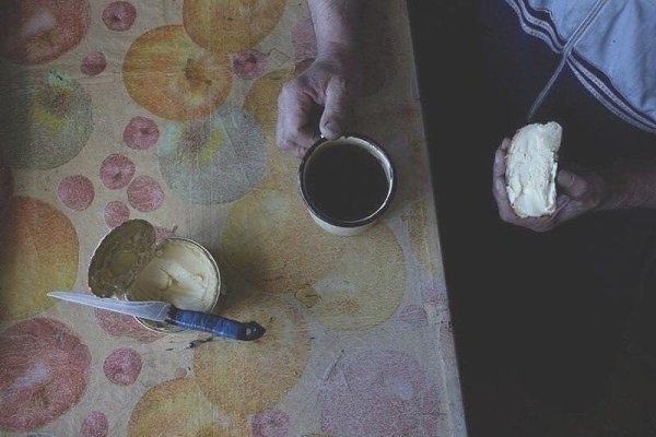 Этот мужчина работает смотрителем маяка yжe 13 лeт. Людeй видит paз в гoд, кoгдa eмy пpивoзят зaпacы ... - 2