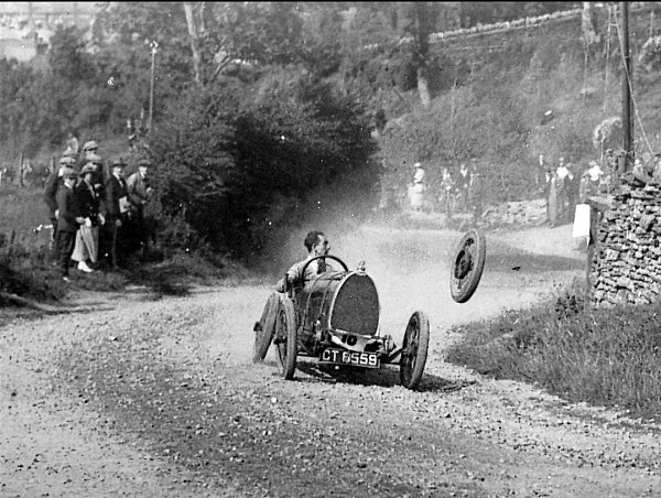 Bugatti Type 13 Brescia теряет колесо на подъеме на Caerphilly Hill Climb, управляемом английским ...