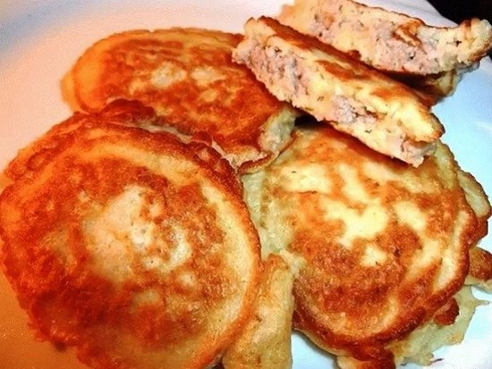 Мясные оладьи на скорую руку. Ингредиенты: 1 л кефира 2 яйца куриные щепотка ...