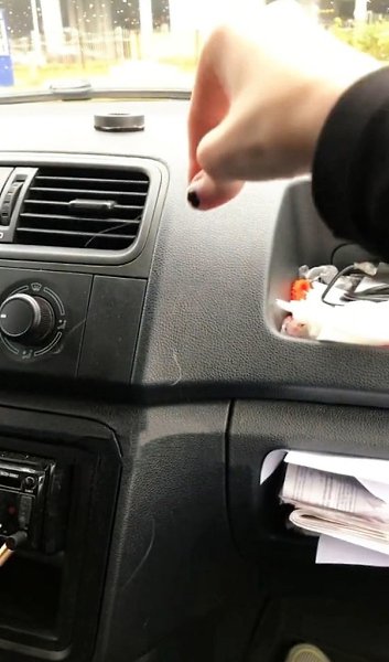 Нашла светлый волос в машине моего парня. У меня волосы темные. Он всё отрицает, конечно. ...