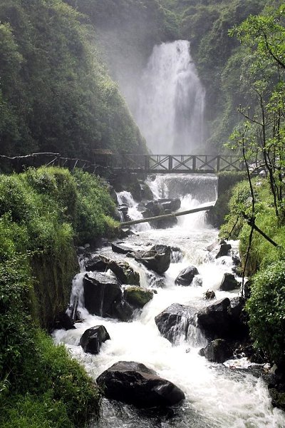Отавало, Водопад Cascada de Peguche. Peguche — это индейская община, проживающая 20 минут пешком за ... - 3