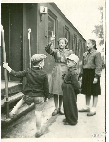 Юные железнодорожники и пассажиры у вагона, проверка билета. 1945-1949, Харьков