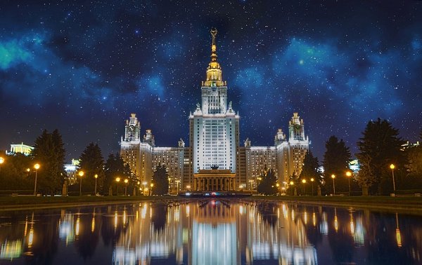 Необычайно красивый вид на главное здание МГУ. Сегодня ему исполняется 268 лет!