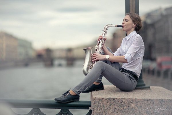 Забытый блюз.Север любит тепло, как юг,Но терпимее к холодам.Ветер здесь закадычный ...