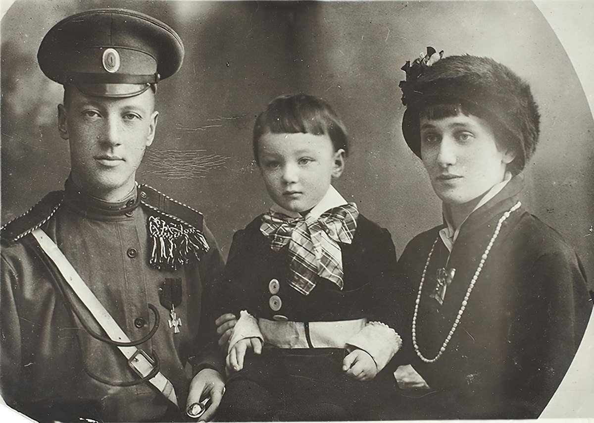 Почти с рождения Лев жил с матерью Н. Гумилёва. Анна Ивановна Гумилева никогда не жаловалась, что ...
