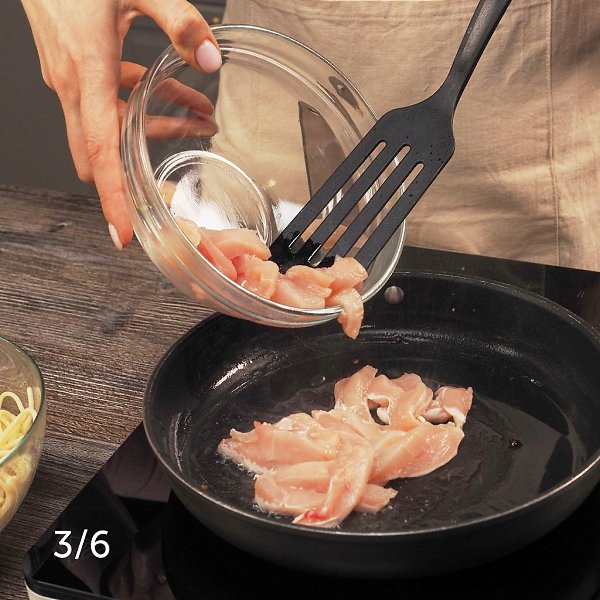 Макароны с курицей в сливочном соусе.Приготовление: 1. Куриное филе помойте и нарежьте небольшими ... - 5
