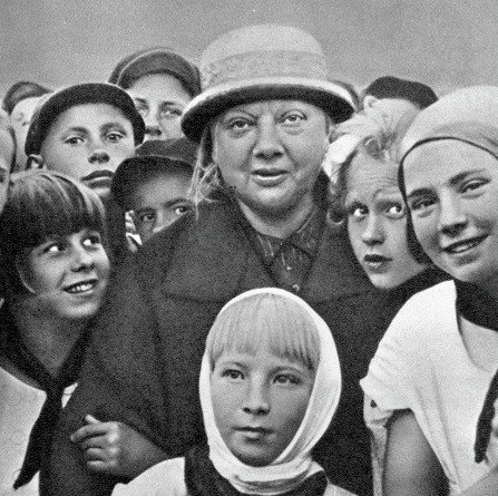ЗАСЛУГИ НАДЕЖДЫ КРУПСКОЙ УЖЕ НИКТО И НЕ ВСПОМНИТ... Гениальная, одаренная, тонко чувствующая, мудрая ...