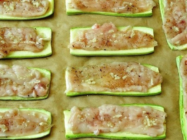 Кабачковые рулетики. Ингредиенты: Курица (филе) — 1 шт. Кабачки молодые — 2 шт. Сыр твердый — 50 г ... - 6