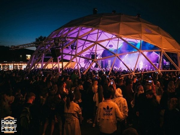 Roof Fest 2022. 26 мая – 2 сентября Крыша Roof Place Кожевенная линия, 30 Концерты на крышах ...