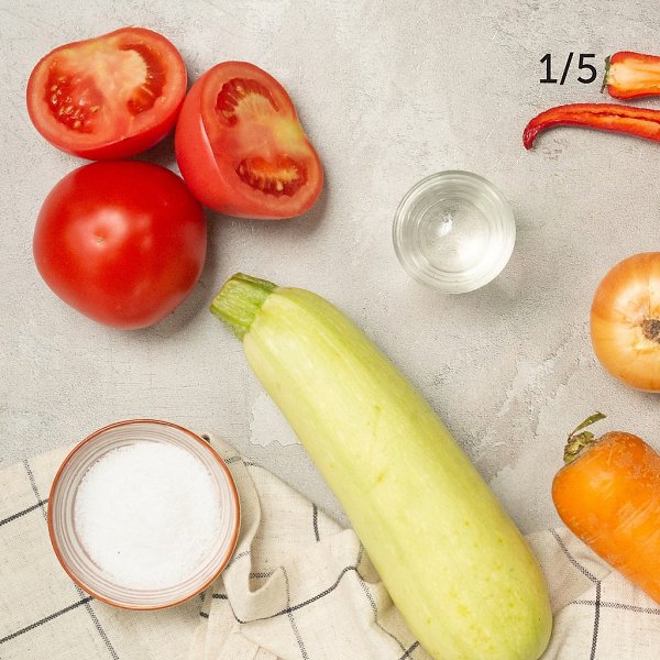 Салат с жареными кабачками.Приготовление: 1. Кабачок помойте, очистите от кожуры, удалите семена. ... - 3