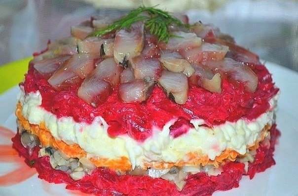 Салат с сельдью даже вкуснее, чем обычная и привычная нам