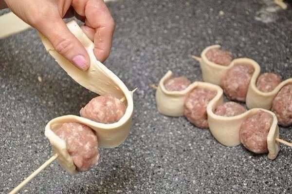 Шашлычки со слоёным тестом на шпажках.Ингредиенты:фарш мясной – 500 г,тесто слоеное бездрожжевое – ... - 6