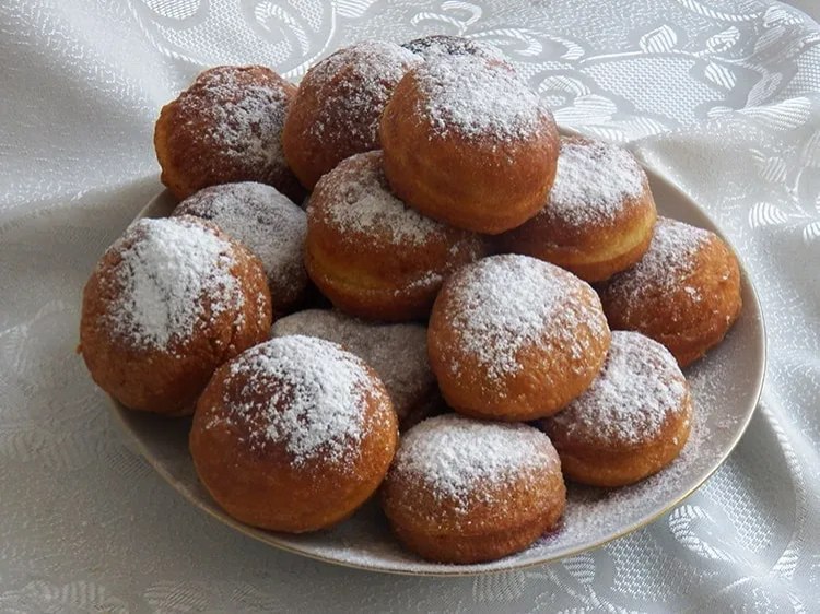 Тася сидела в уютной бабушкиной кухне в обнимку с кружкой горячего какао. Бабушка подкладывала ...