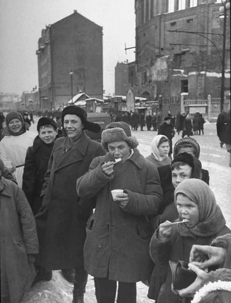 :) 4 ноября 1937 года в Москве на американском оборудовании и по американской рецептуре, привезённой ...