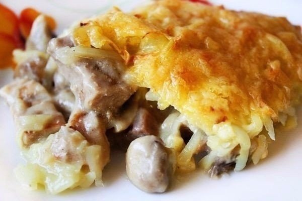 Восхитительная курица с грибами, запечённая под картофельной шубой.Это секретное оружие женщин...не ...