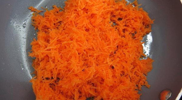 Разноцветная запеканка с куриным фаршем.Ингредиенты:фарш куриный 700 глук репчатый 1 шт.морковь 1 ... - 3