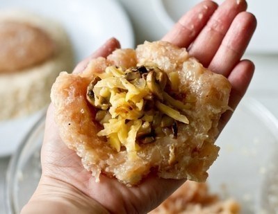 Куриные котлеты с грибами и сыром.Ингредиенты на 4 порции:600 г куриного фарша150 г шампиньонов1 ... - 4