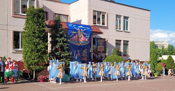 Дети – это чудо света, Я его увидел сам. И причислила чудо это К самым чудным чудесам. Мы пред ... - 4