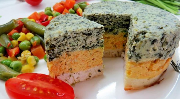 Разноцветная запеканка с куриным фаршем.Ингредиенты:фарш куриный 700 глук репчатый 1 шт.морковь 1 ...