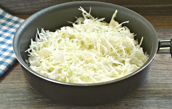 Чебуреки с капустой.Ингредиенты:НАЧИНКА:капуста - 400 гморковь - 1 шт.лук - 1 шт.масло растительное ... - 2